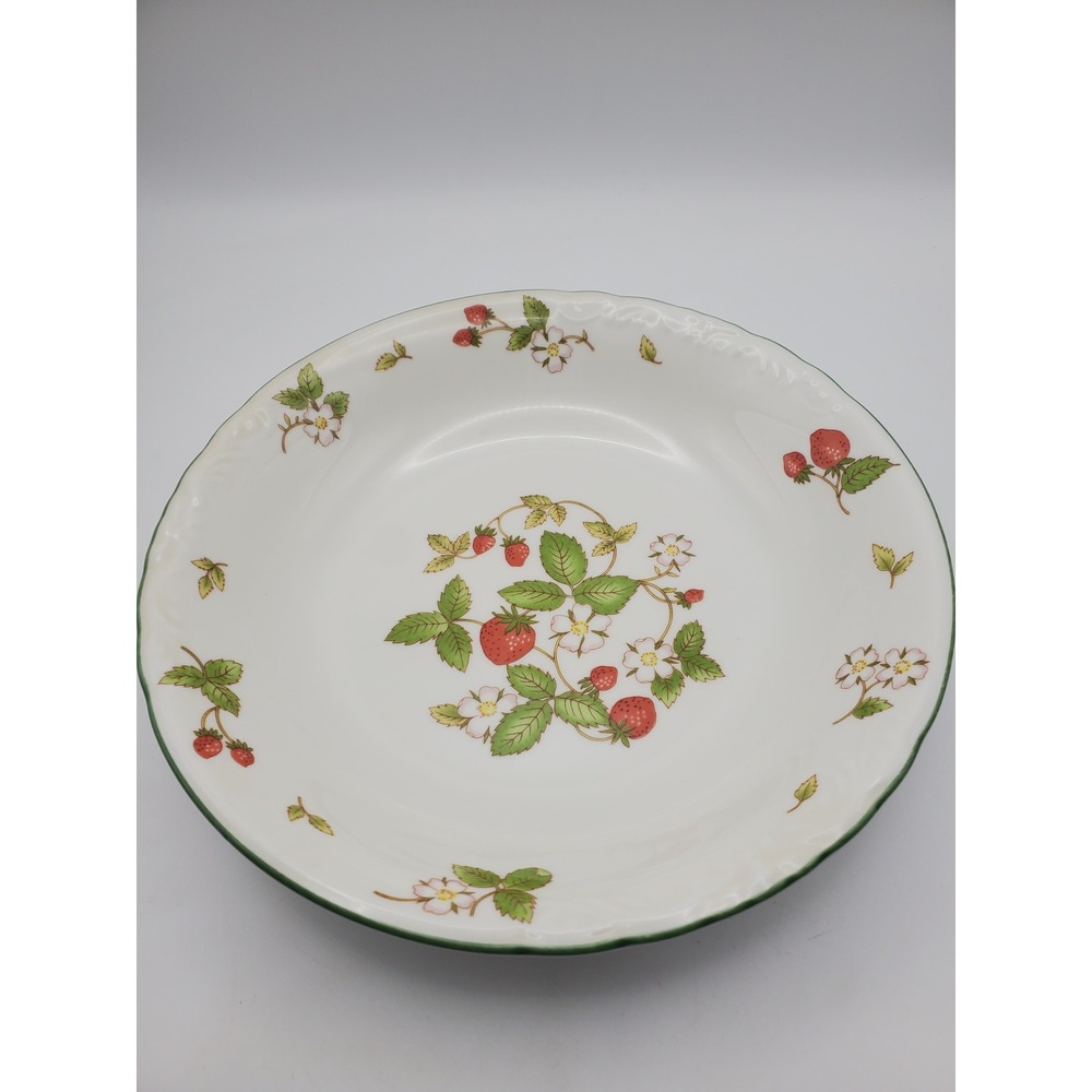 Hankook Chinaware Strawberries 8.25" Scalloped Rim Bowl Cottagecore Vintage